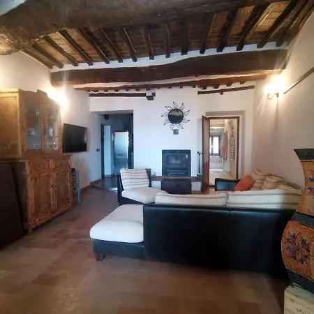 Lady Tosca In Lägenhet Montalcino